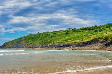Okyanus kıyısındaki dağda bir ev