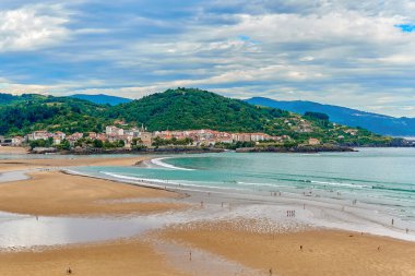 Okyanus kıyısında bir kumsal ve kasaba                            