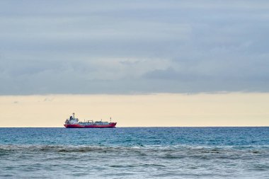 Okyanus ufuklarında bir gemi                    