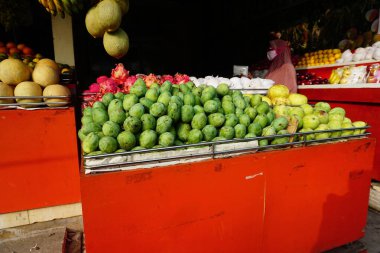 Geleneksel Endonezya pazarında masaya meyve yığını