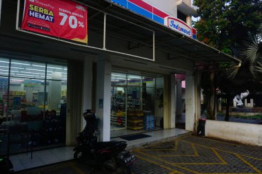 Tanah Baru, Depok, Endonezya 6 Haziran 2021 - Minimarket otoparkındaki sabah atmosferi hala boş..