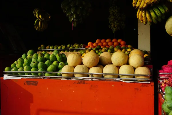 Pile Fruits Sur Table Dans Marché Traditionnel Indonésien — Photo