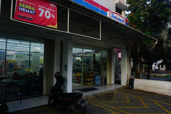 Tanah Baru, Depok, Endonezya 6 Haziran 2021 - Minimarket otoparkındaki sabah atmosferi hala boş..