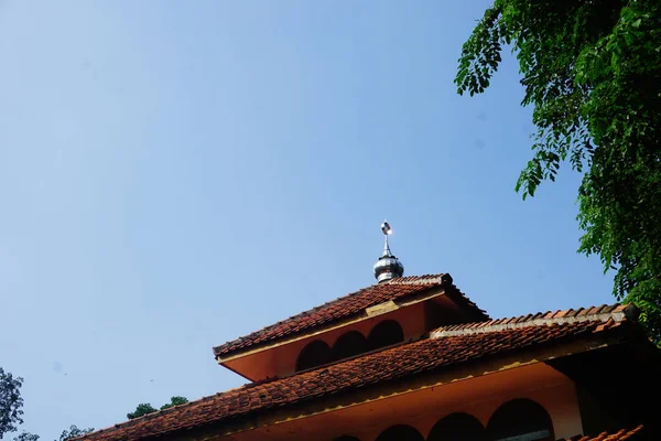 Dach Minaret Meczetu Tle Błękitnego Nieba — Zdjęcie stockowe