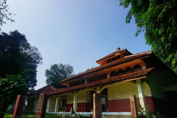 Telhado Construção Uma Mesquita Contra Fundo Céu Azul — Fotografia de Stock