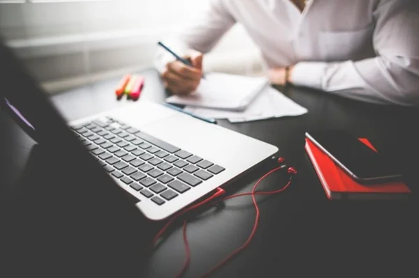 Lavorare nel computer — Foto Stock