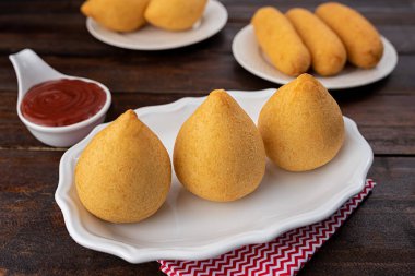 Kızarmış parti atıştırmalıkları.