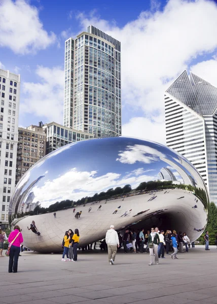 CHICAGO, ILLINOIS - SEPTEMBER 6, 2012: Cloud Gate (The Bean) — Stock Photo, Image