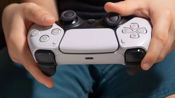 Garçon Avec Manette Playstation Entre Vos Mains Novembre 2020 Sao — Photo