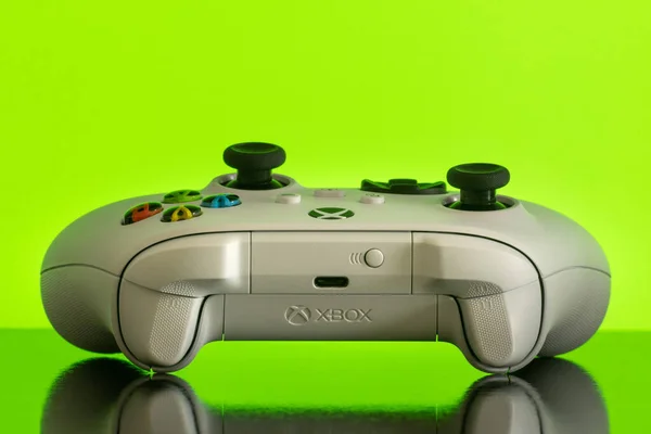 Xbox Series Controller Diisolasi Dengan Latar Belakang Hijau Jan 2021 — Stok Foto