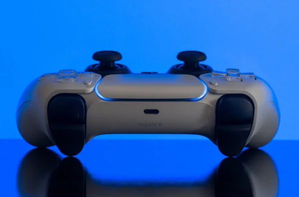 Playstation Dual Sense Controller Isoliert Auf Blauem Hintergrund Jan 2021 — Stockfoto
