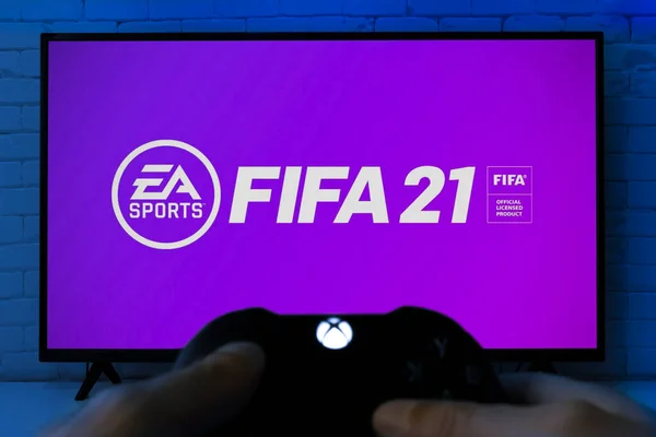 Homme Jouer Fifa Sur Écran Smart Avec Xbox Game Pass — Photo