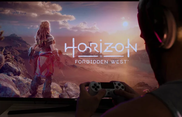 Man Playing Horizon Forbidden West Nuevo Juego Exclusivo Playstation Para —  Fotos de Stock