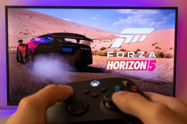 XboxコントローラーでForza Horizon 5をプレイする男 2021年6月14日ブラジル サンパウロ — ストック写真