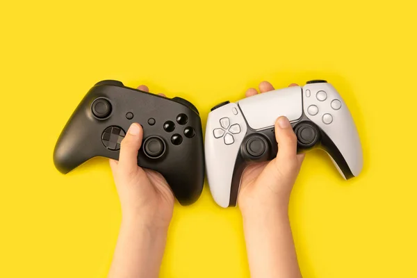 Kid Holding Game Controllers Yellow Background — Stock Photo, Image