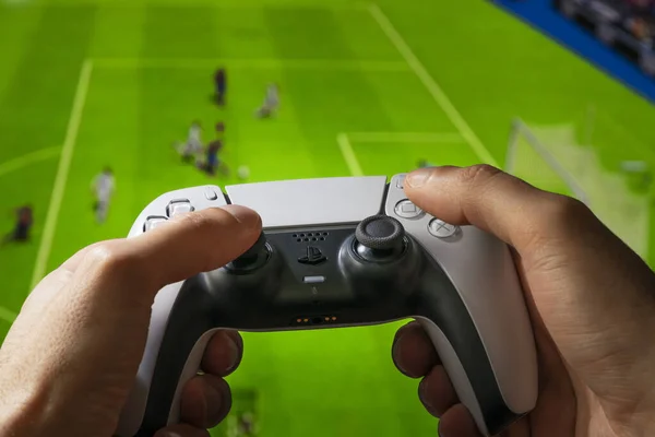 Mann Beim Fußballspiel Mit Playstation Controller Juni 2021 Sao Paulo — Stockfoto