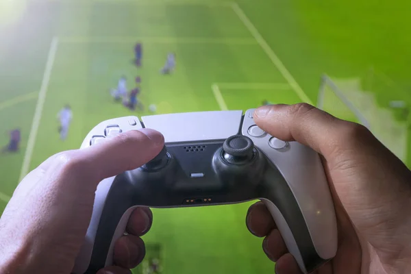 Mann Spielt Fußballspiel Mit Videospiel Controller — Stockfoto