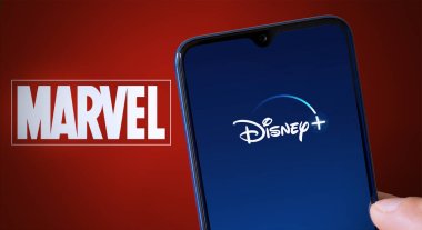 Disney artı akıllı telefondaki logo TV ekranında Marvel logosu, 12 Temmuz 2021, Sao Paulo, Brezilya.