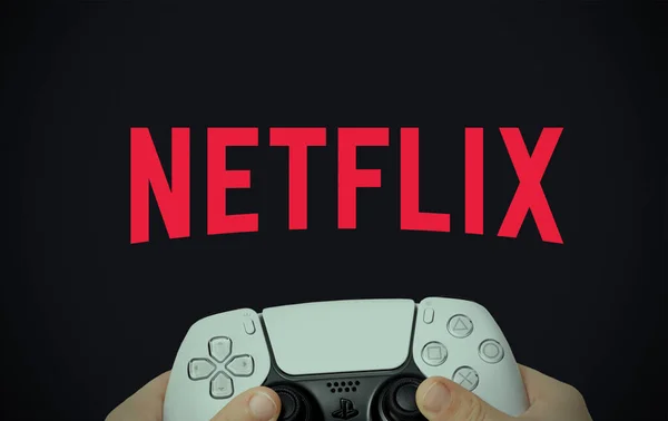 Netflix Logo Bildschirm Mit Einem Mann Der Einen Spielcontroller Der — Stockfoto