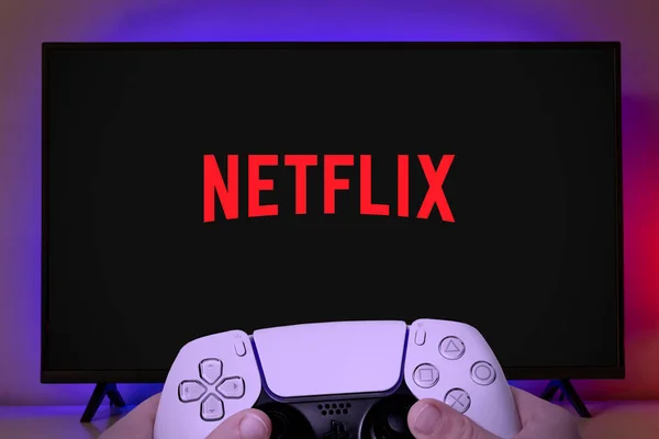 Logotipo Netflix Tela Com Homem Segurando Controlador Jogo Netflix Anunciou — Fotografia de Stock