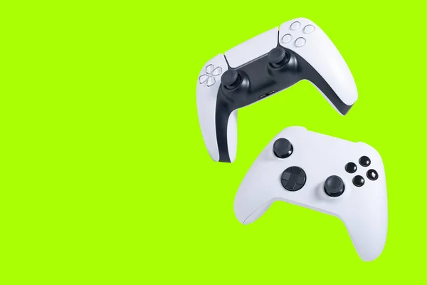 Game Controllers Geïsoleerd Met Groen Scherm Voor Het Bijsnijden Knippen — Stockfoto