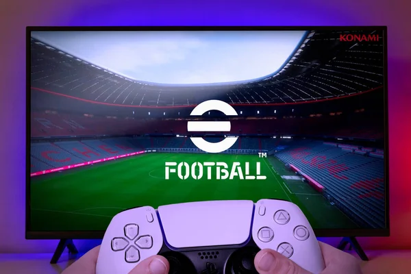 Kinder Halten Playstation Controller Mit Football Spiel Auf Dem Fernseher — Stockfoto