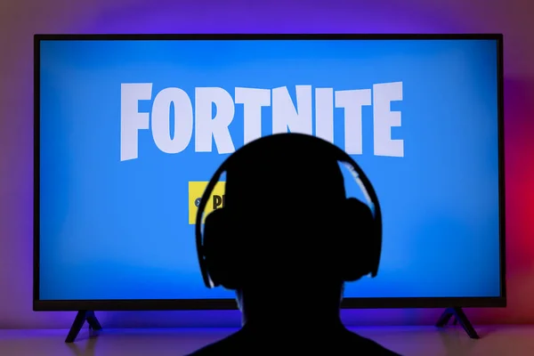 Hombre Con Auriculares Jugar Fortnite Televisión Ago 2021 Sao Paulo — Foto de Stock