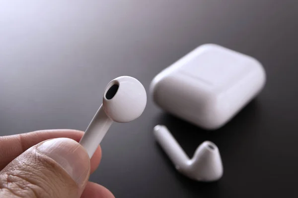 Holding Generic Wireless Ear Phone White Color — Stock Photo, Image