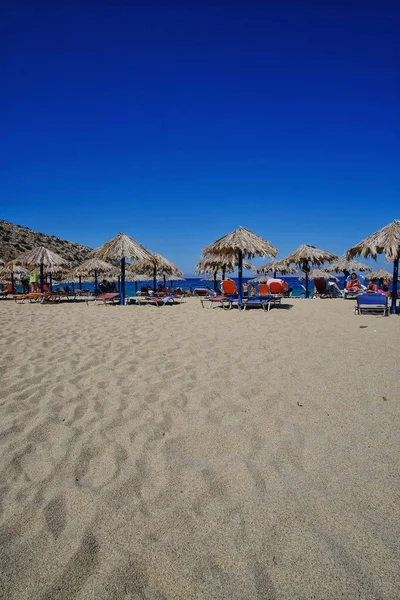 Ios Grecia Agosto 2019 Turistas Disfrutando Playa Arena Mylopotas Ios — Foto de Stock