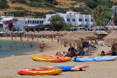 Ios, Yunanistan - 1 Ağustos 2019: Yunanistan 'daki kalabalık mylopotas plajı ve su sporları ekipmanlarının güzel manzarası