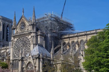 Paris, Fransa - 17 Nisan 2019: Paris 'teki Notre Dame Katedralinin Restorasyonu