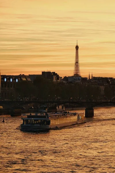 Eiffel Tower Rays Setting Sun Bank Seine River Cruise Tourist — Foto de Stock