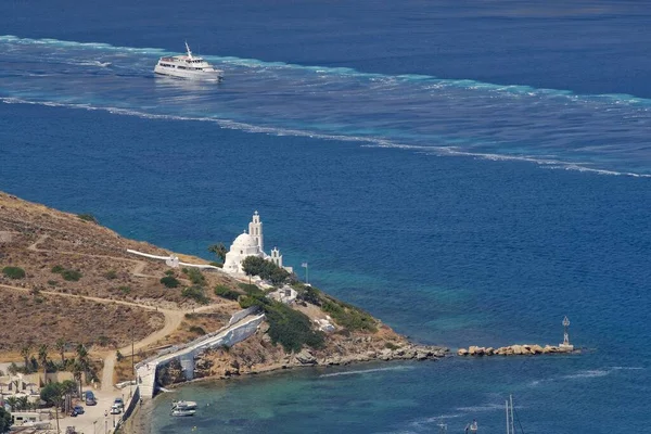 Santorini Greece May 2021 Ferry Boat Approaching Port Athinios Santorini — стоковое фото