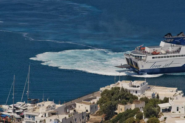 Ios Greece July 2019 Ferry Boat Approaching Port Ios Cyclades — 스톡 사진