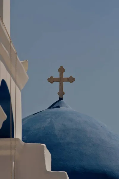 希腊爱荷华州一座东正教教堂顶部的一个宗教十字架和一个铃铛 — 图库照片