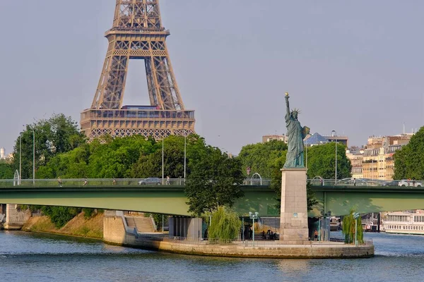 Eyfel Kulesi ve Paris 'teki Özgürlük Heykeli
