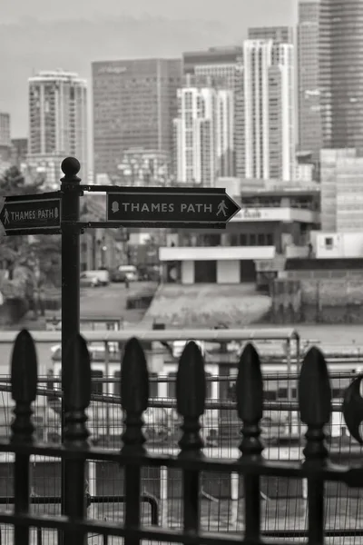 Black White Photo Thames Path Pointer Sidewalk London Street — Stockfoto