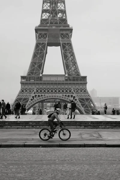 Paris France January 2021 Cyclist Front Eiffel Tower Cloudy Day — Stock Fotó