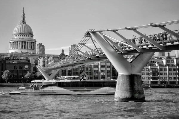 Лондон Великобритания Мая 2018 Года Пешеходы Идут Мосту Тысячелетия Собором — стоковое фото