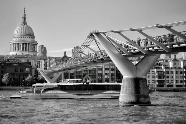 London May 2018 Pedestrians Walk Millennium Bridge Paul Cathedral Background — стокове фото