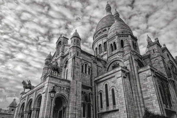 フランス 2022年3月22日 黒と白の美しい日にモンマルトルパリで美しく有名な白い教会の神聖な心の眺め — ストック写真