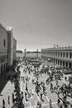 Venedik, İtalya - 27 Nisan 2019: Siyah beyaz güneşli bir günde Saint Mark 'ın ünlü meydanının panoramik manzarası