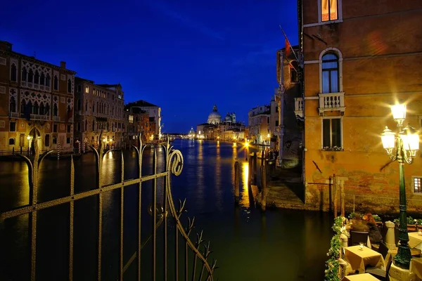 Venecia Italia Abril 2019 Romántico Restaurante Aire Libre Junto Canal — Foto de Stock