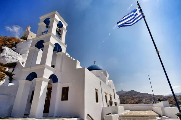 Hermosa Iglesia Ortodoxa Encalada Una Bandera Griega Ios Grecia —  Fotos de Stock