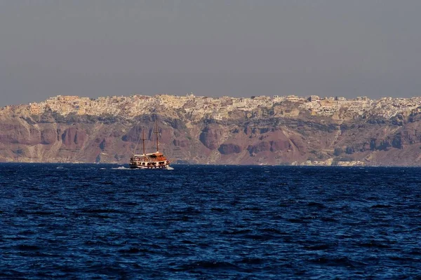 Cycladic Island Santorini Tourist Boat Foreground — ストック写真