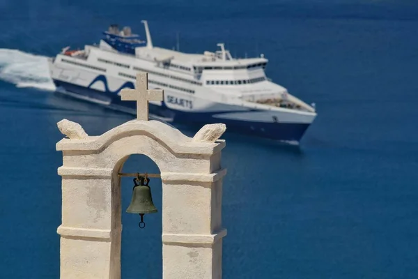 Ios Griechenland Juli 2019 Eine Fähre Nähert Sich Dem Hafen — Stockfoto