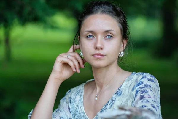 Portret Van Een Jonge Mooie Vrouw Met Blauwe Ogen Stockfoto