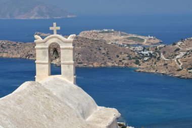 Ios sikladındaki bir Yunan Ortodoks kilisesinin çatısından panoramik manzara