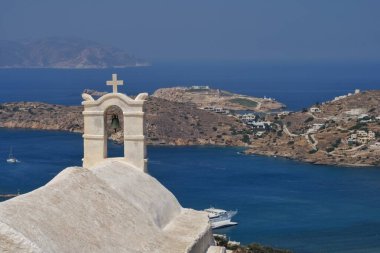 Ios sikladındaki bir Yunan Ortodoks kilisesinin çatısından panoramik manzara