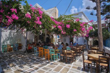 Ios, Yunanistan - 31 Temmuz 2019: Ios siklades Yunanistan 'da renkli sandalyeli açık hava manzaralı teras